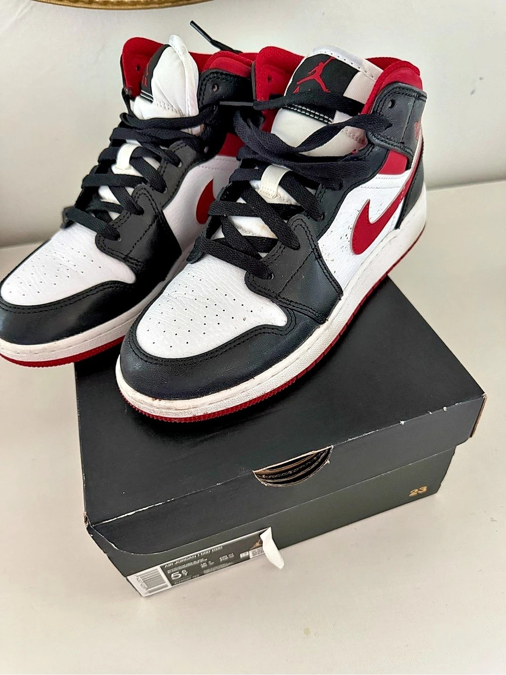 Jordan Air Jordan 1 Mid (GS) ) Sneakers Black & White Girls US 5Y